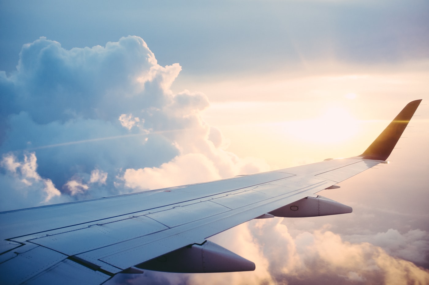 Avião em voo sobre nuvens