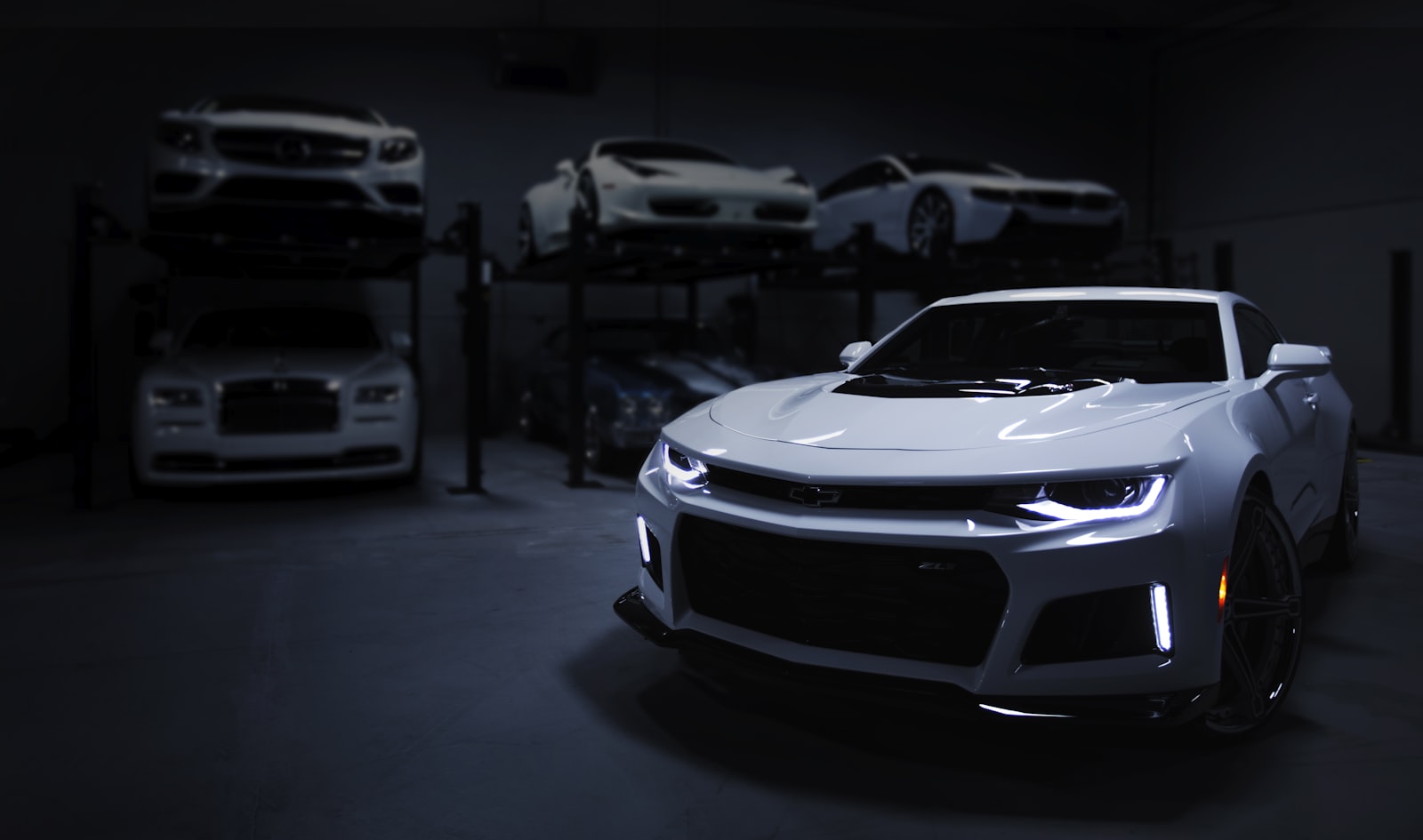 Automóvel clássico em movimento