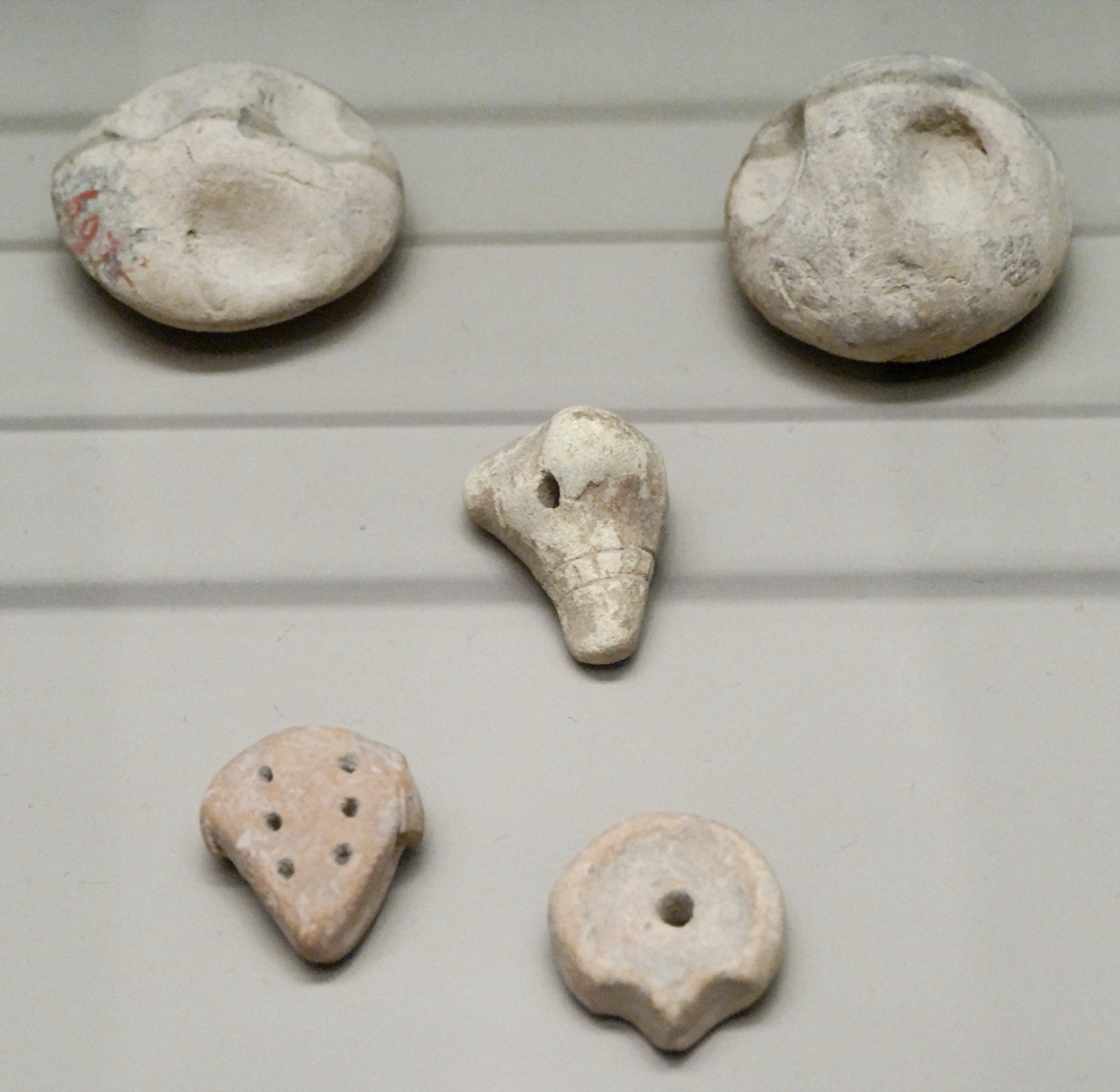 Tokens de contabilidade em argila de Susa, expostos no Louvre.