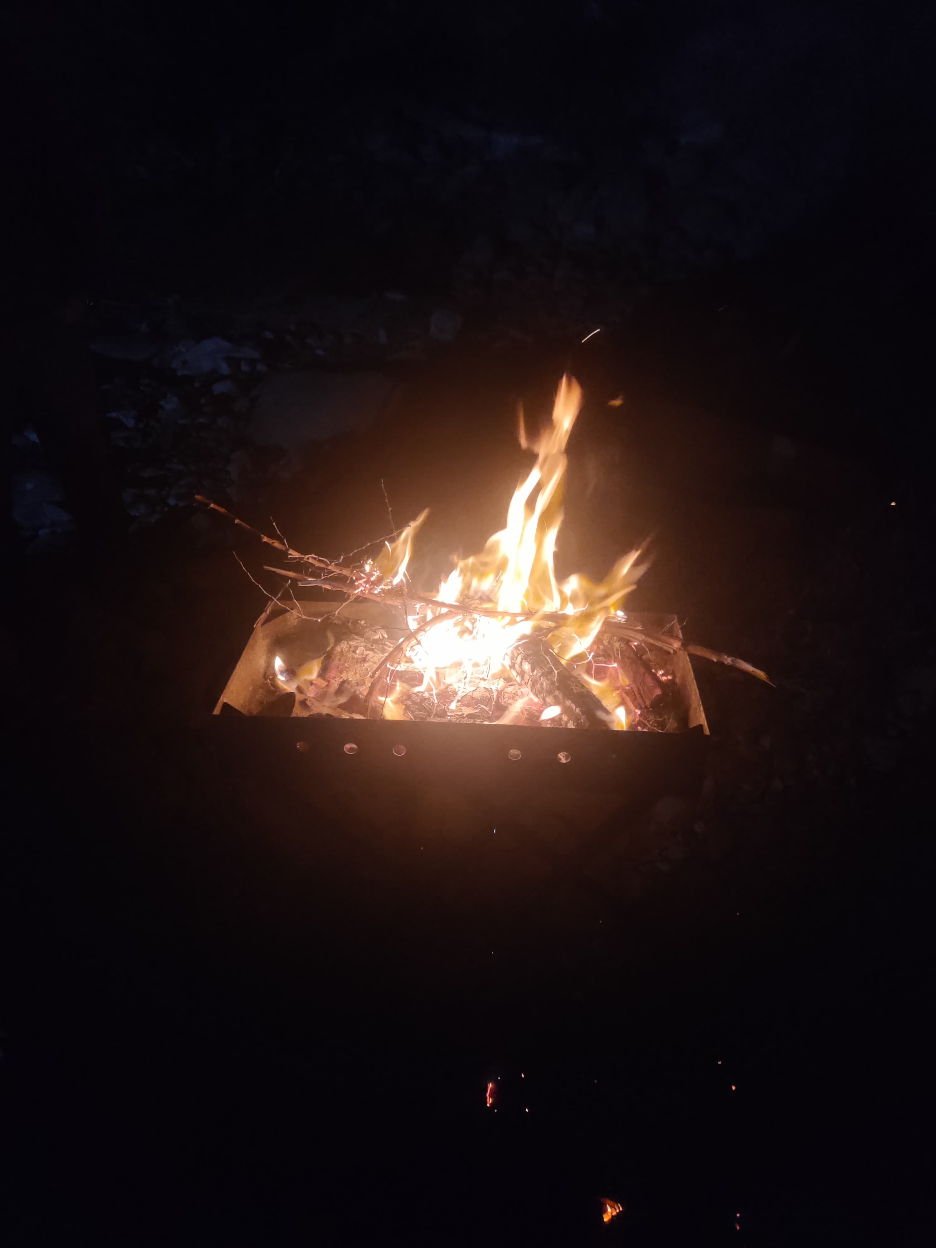 Fogueira num acampamento — calor e sociabilidade em ambientes frios