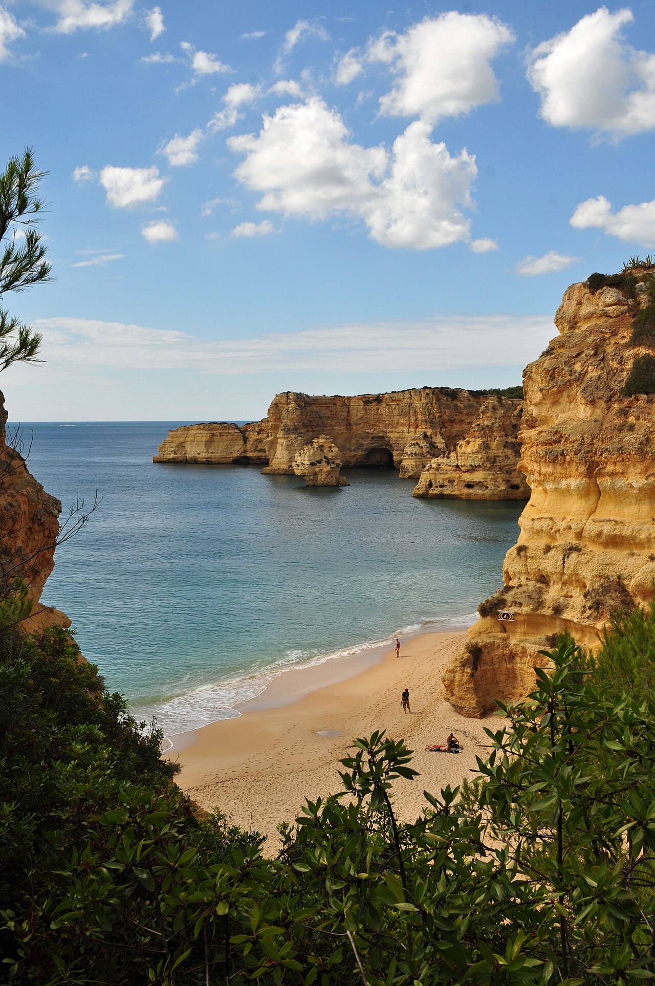 Falésias douradas na Praia da Marinha