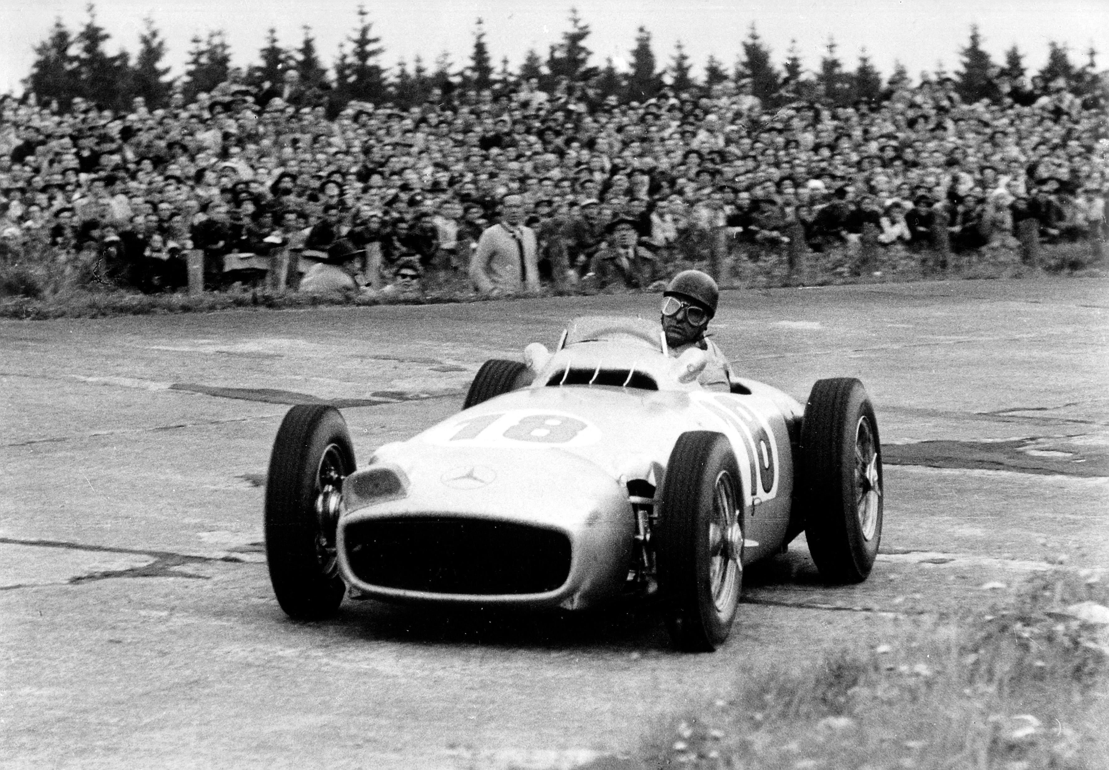 Juan Manuel Fangio num carro de Fórmula 1 em 1954