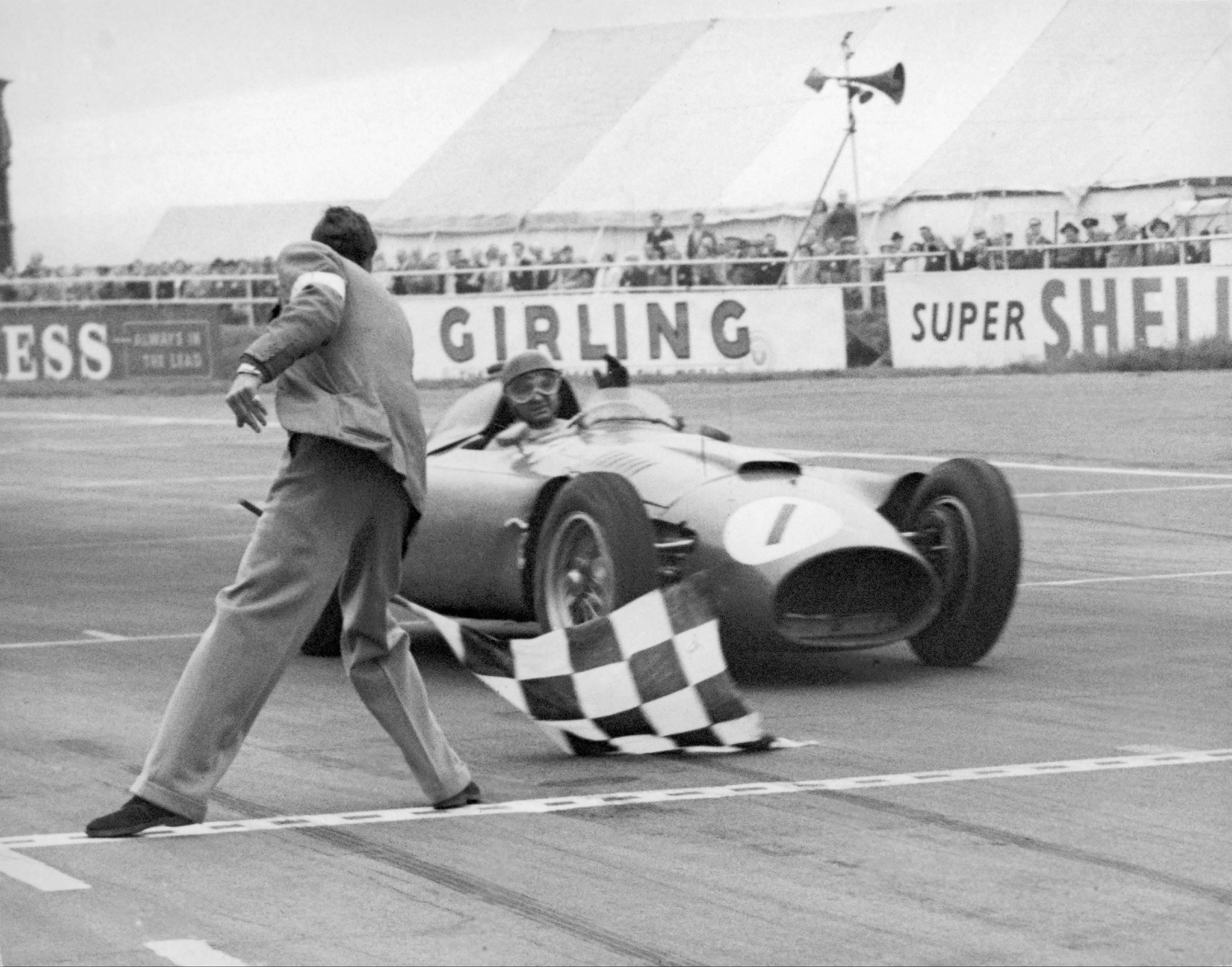 Juan Manuel Fangio em 1956 junto de um Fórmula 1 clássico