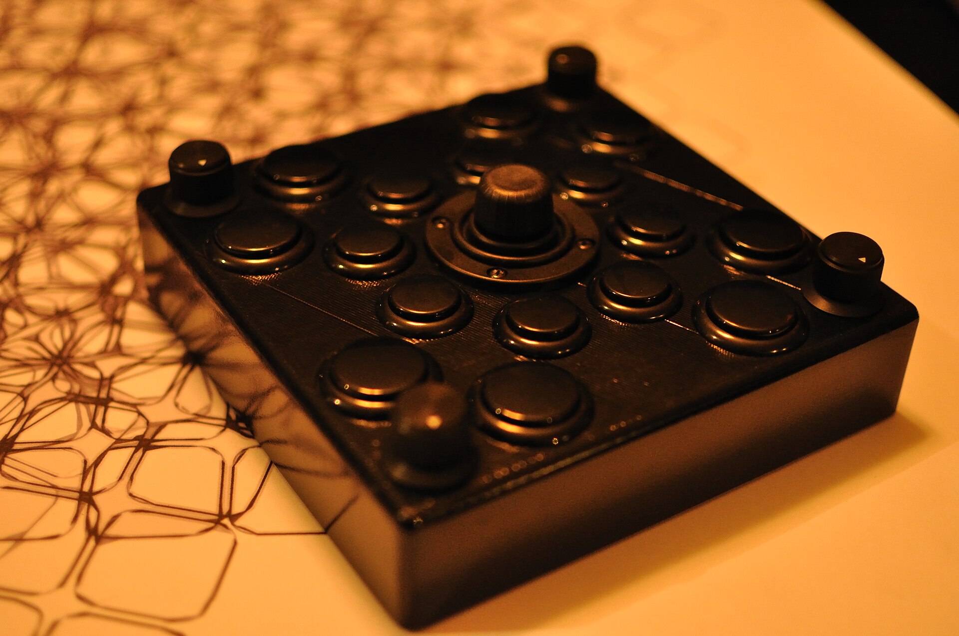 Controlador arcade com botões coloridos