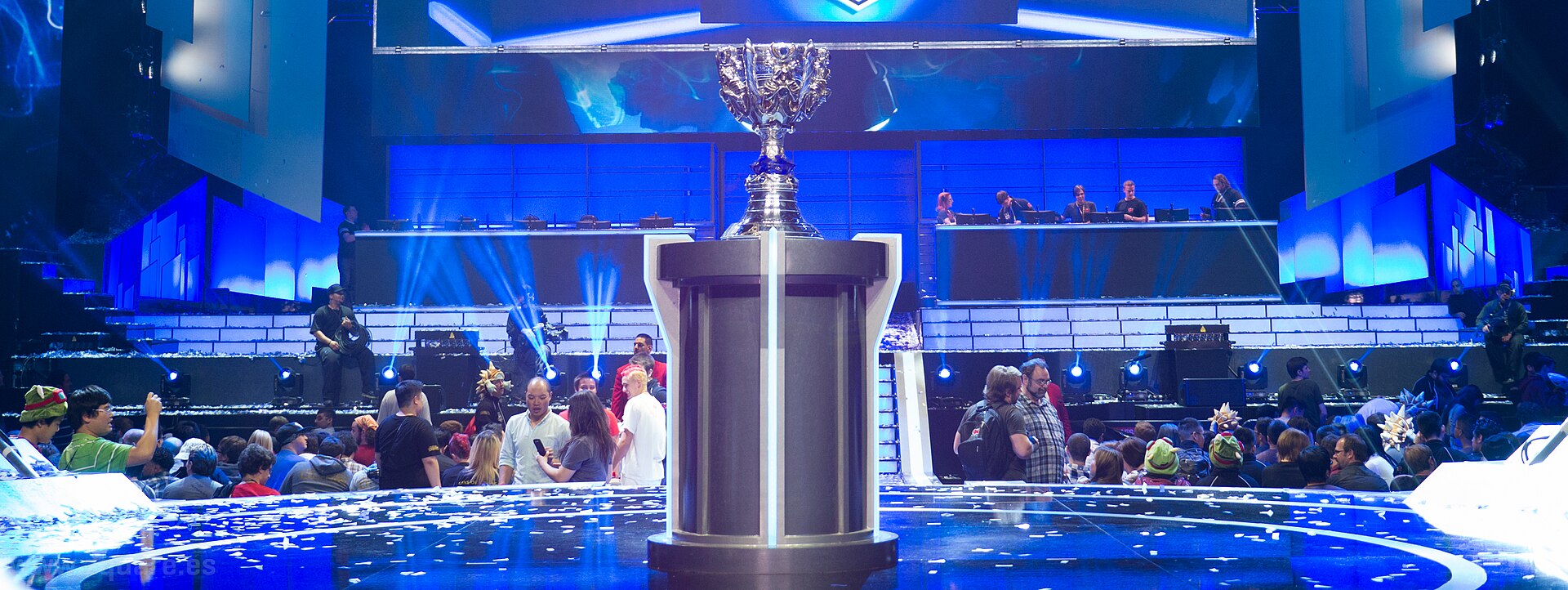 Palco competitivo de League of Legends com público e troféu