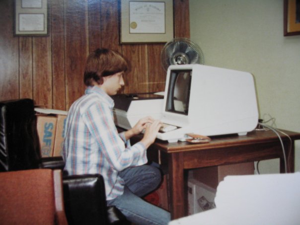 Terminal PLATO histórico com ecrã e teclado