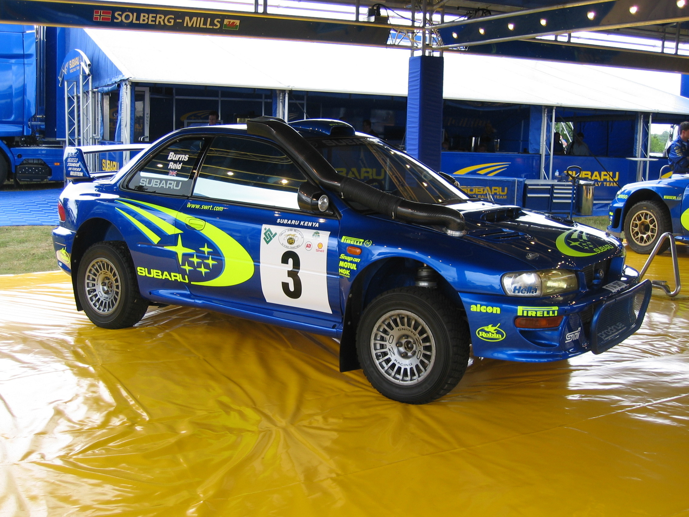 Subaru Impreza WRC em parque de assistência